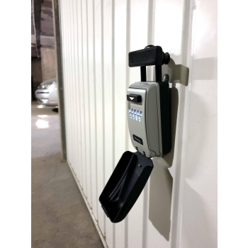 Skrytka na klucze z możliwością zawieszenia i szyfrem podświetlona Master Lock 5424EURD